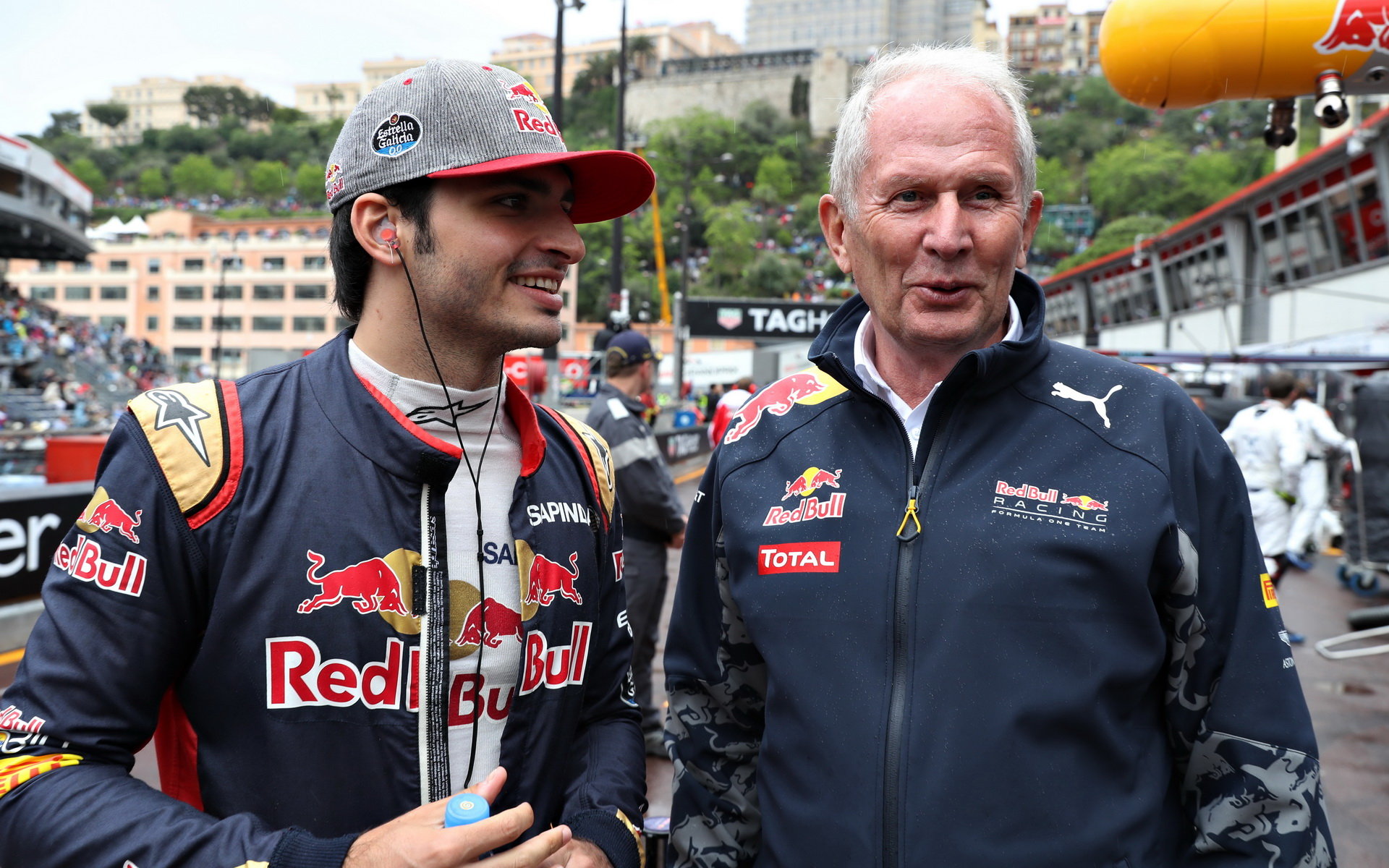 Helmut Marko (vpravo) s Carlosem Sainzem v Monaku v dobách, kdy jezdil za Toro Rosso