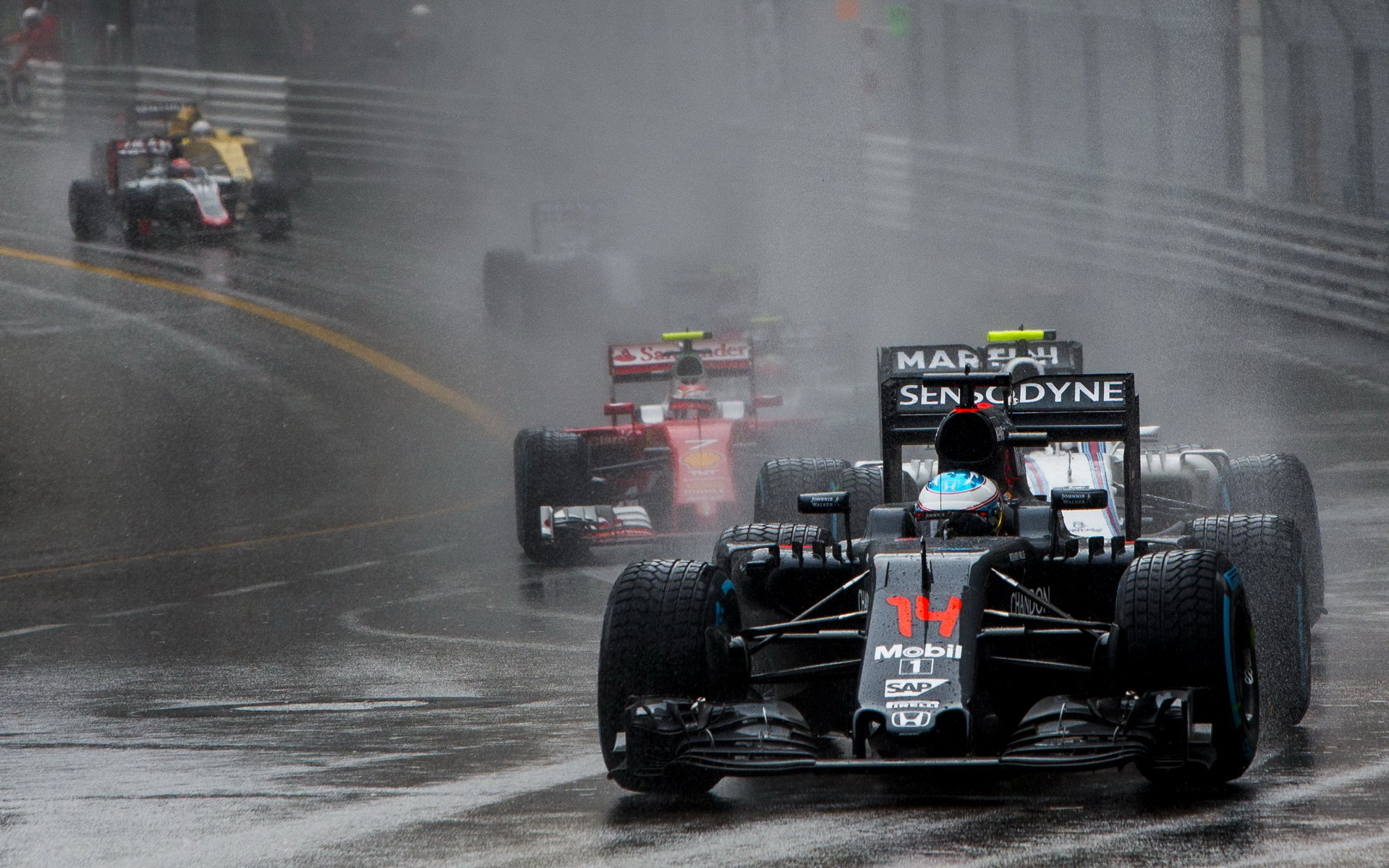 Fernando Alonso za deště v závodě v Monaku
