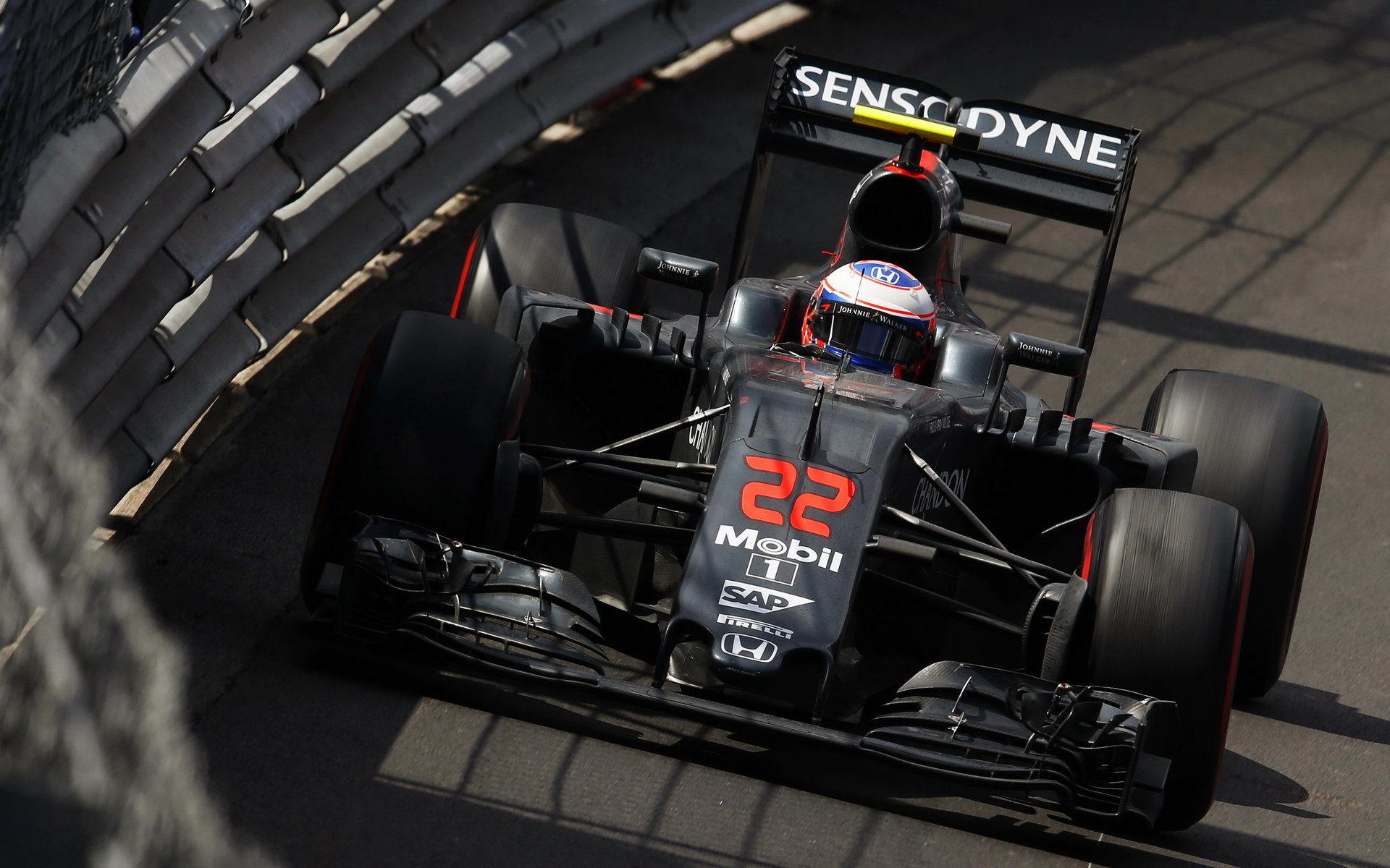 Jenson Button v závodě v Monaku