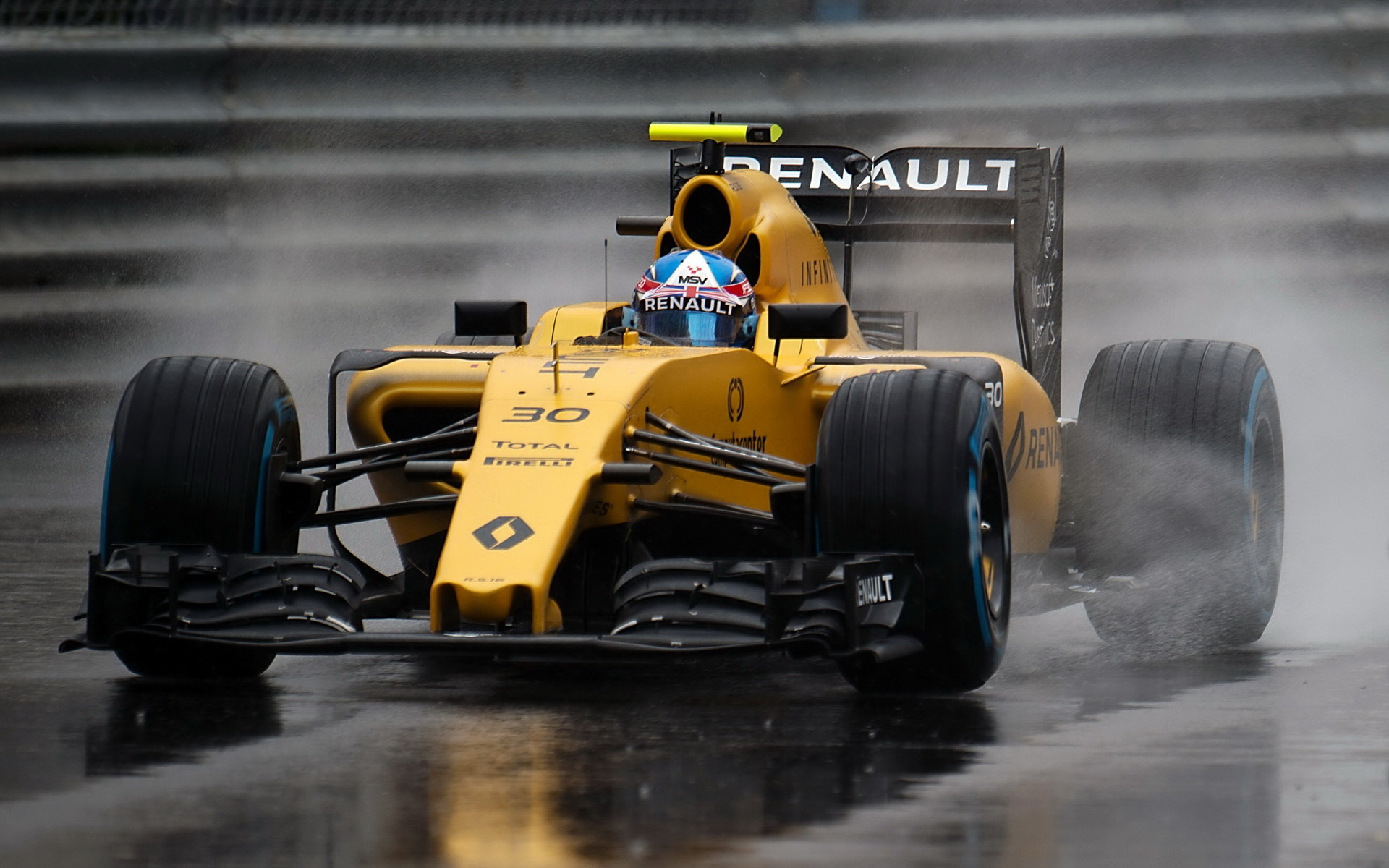 Jolyon Palmer za deště v závodě v Monaku