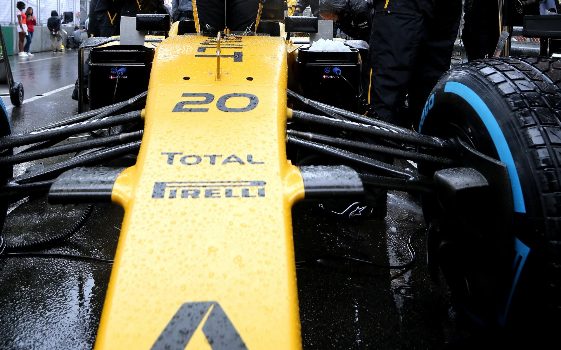 Pirelli si prostřednictvím FIA od Monaka vynutilo ještě větší kontrolu tlaků pneumatik a odklonu kol