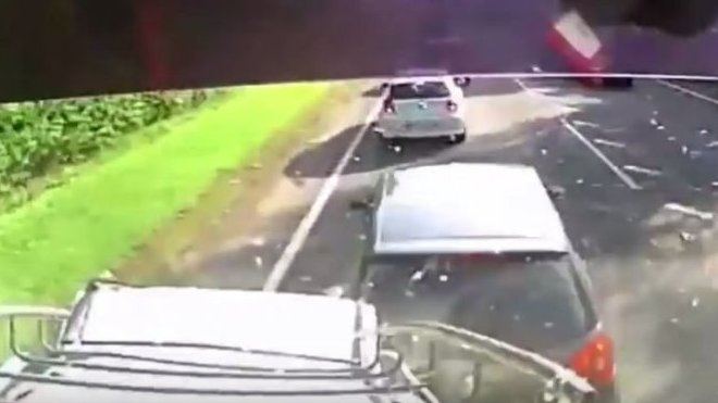 Nehoda kamionu a několika aut