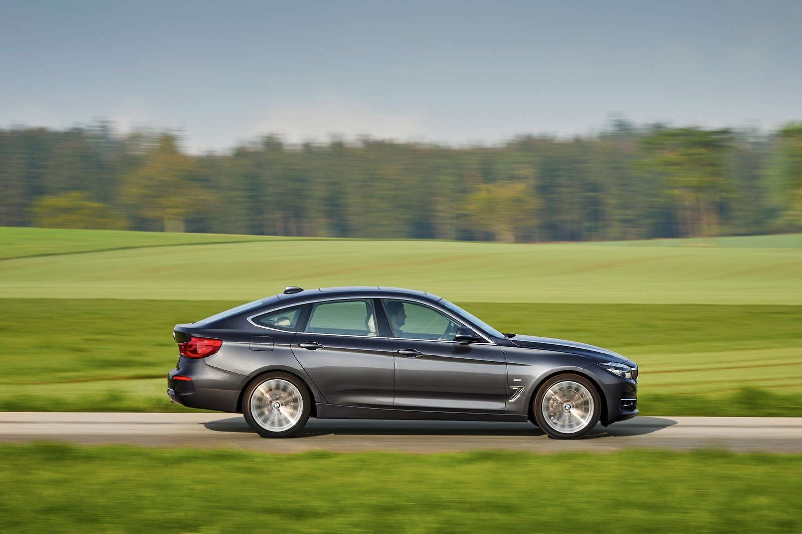 BMW řady 3 Gran Turismo má po faceliftu nové motory, design zůstal skoro stejný.