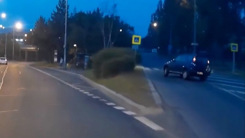 Řidič v Praze otočil svou Hondu CR-V na střechu