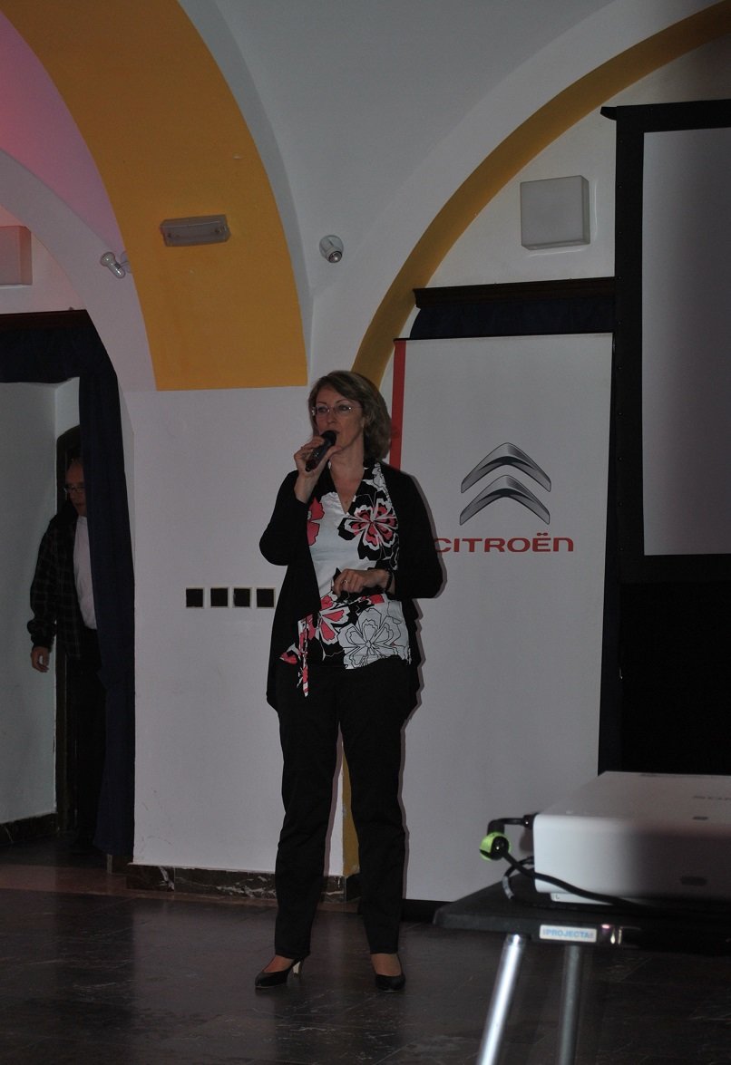 Lenka Martinová moderuje tiskovou konferenci Citroënu Jumpy (2016)