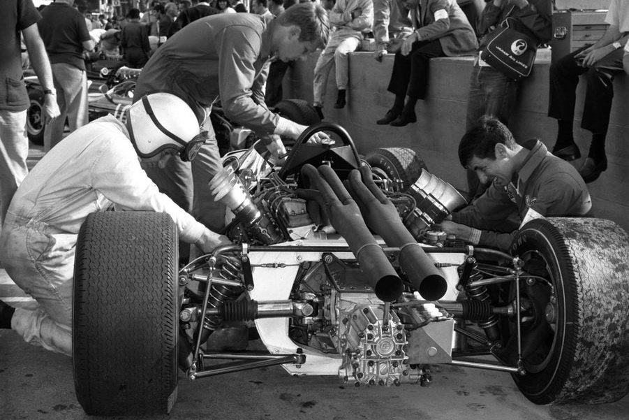 Bruce McLaren (vlevo) a mechanik Howden Ganley prověřují motor Ford-Indy V8