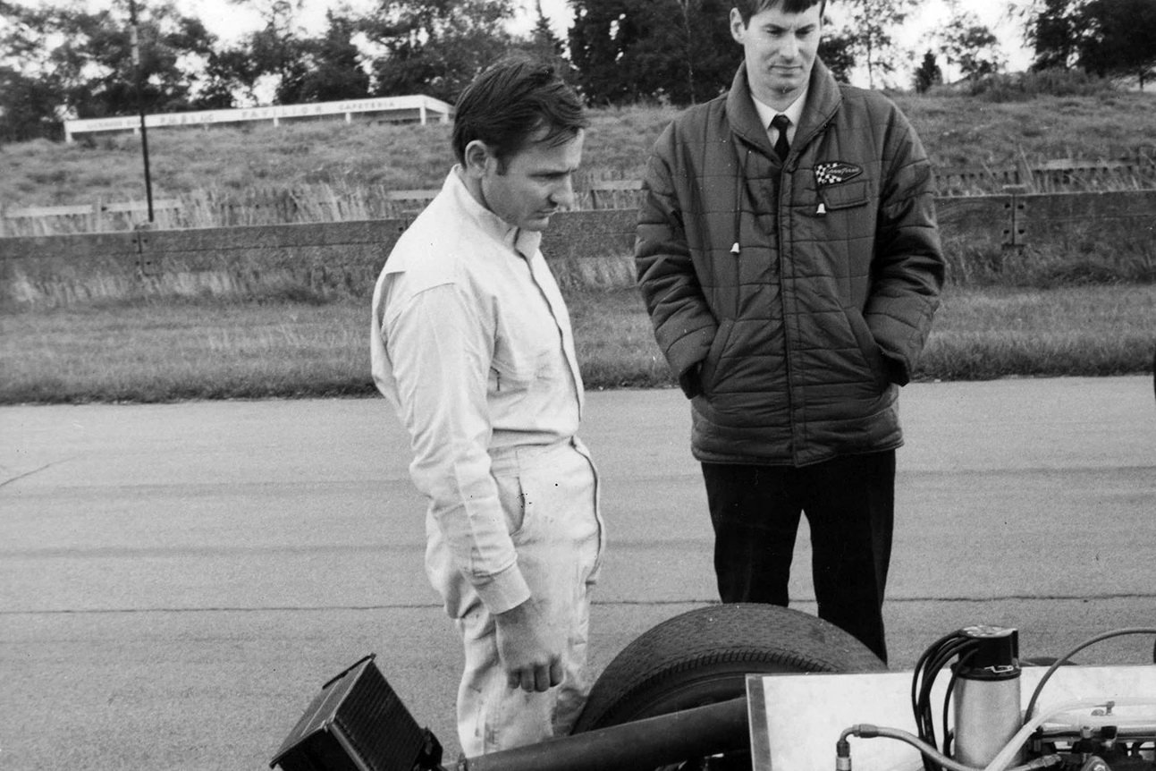 Bruce McLaren se ve své první sezóně s vlastním vozem trápil s motory