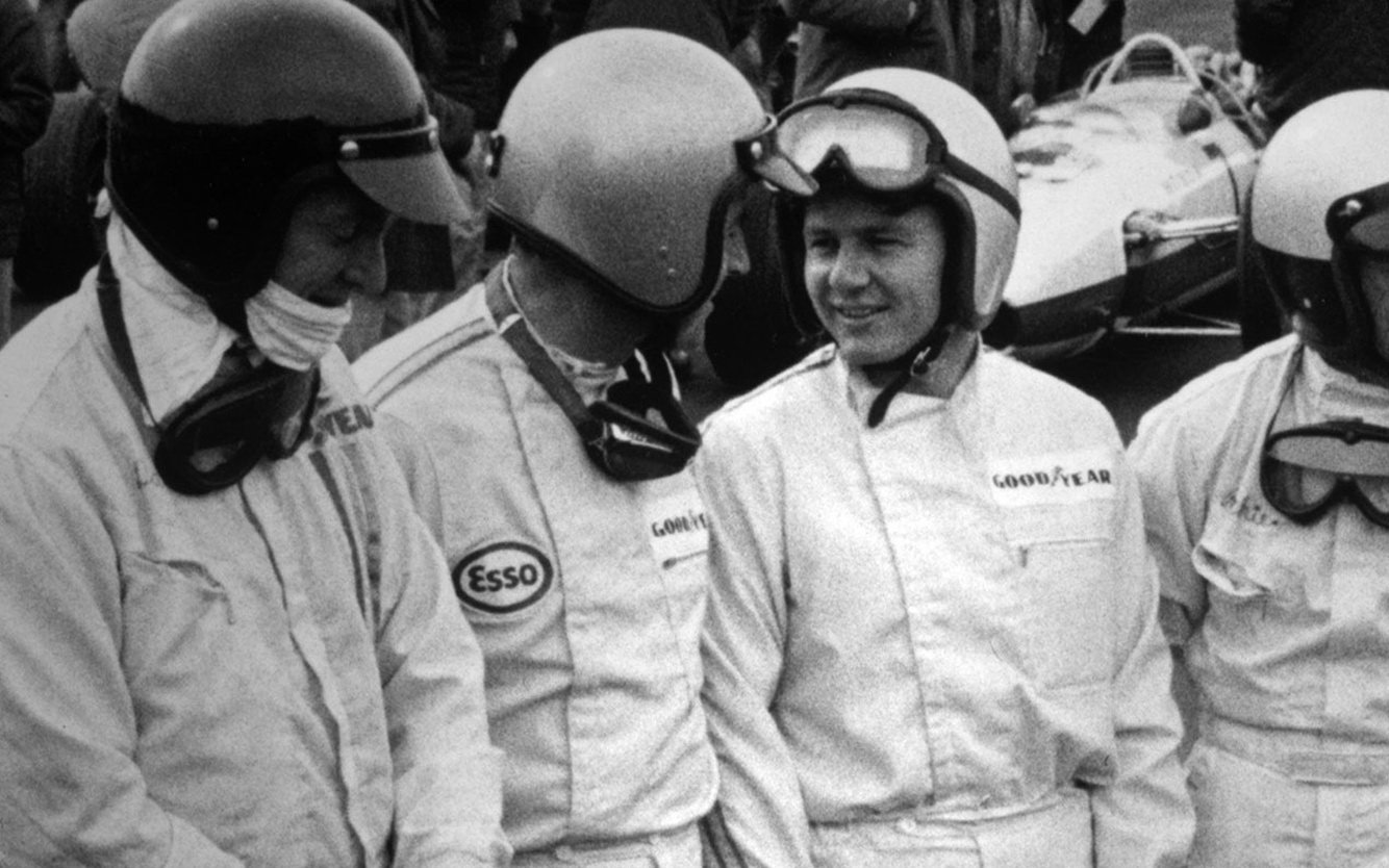Bruce McLaren sděluje své dojmy Jacku Brabhamovi za asistence Dana Gurneye
