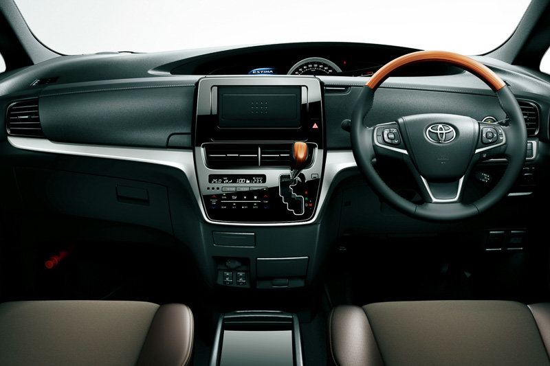 Toyota Estima podstoupila omlazovací kúru, vedle benzínového čtyřválce nechybí hybrid.