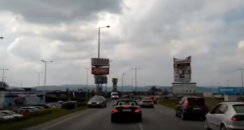 Slovenský řidič černého SLK blokuje cestu sanitce.