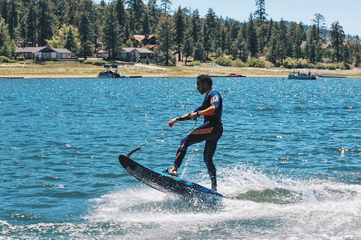 Lewis Hamilton na motorovém skútru