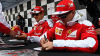 Sebastian Vettel a Kimi Räikkönen při autogramiádě v Kanadě