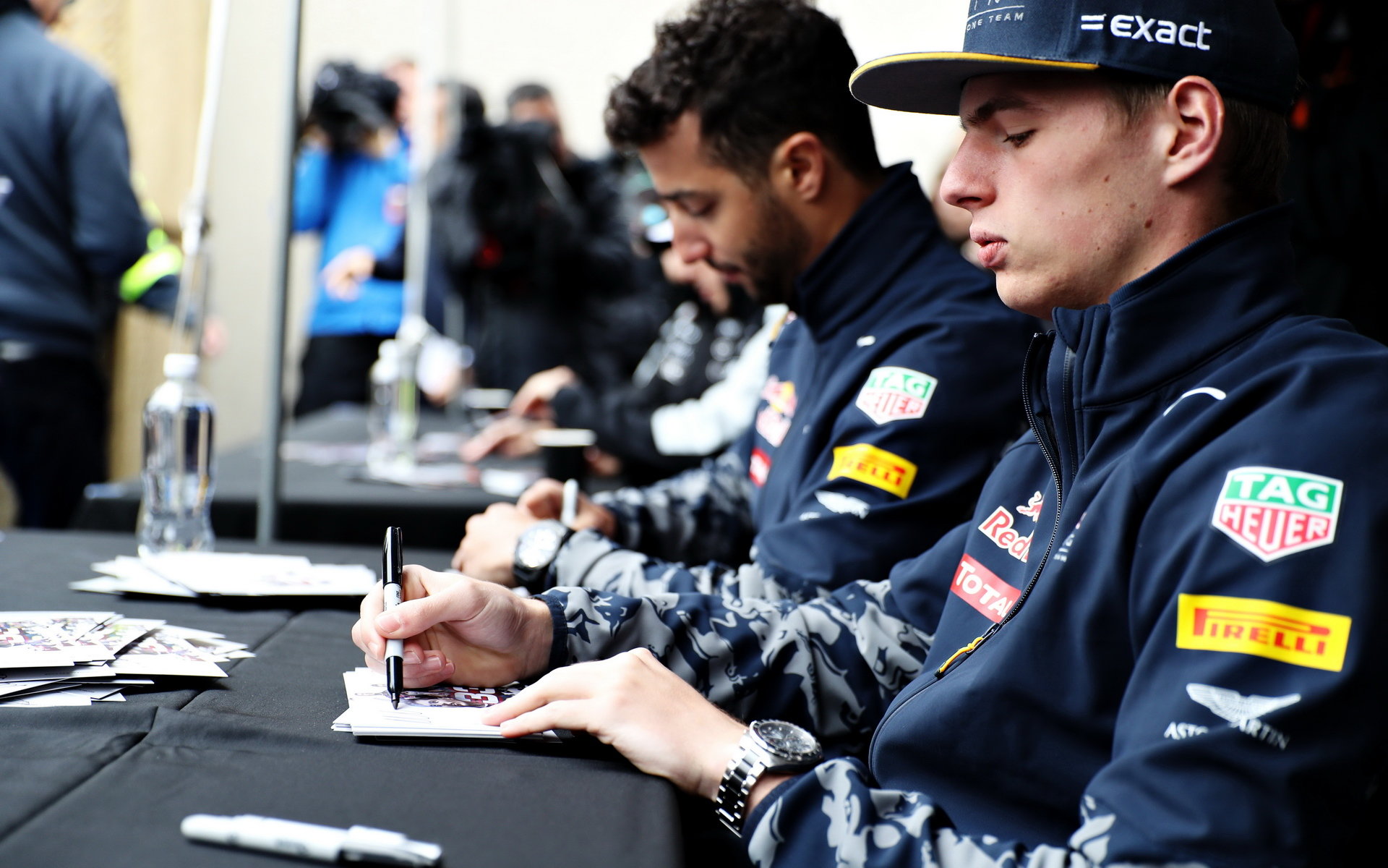 Daniel Ricciardo a Max Verstappen při autogramiádě v Kanadě