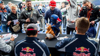 Carlos Sainz a Daniel Kvjat při autogramiádě v Kanadě