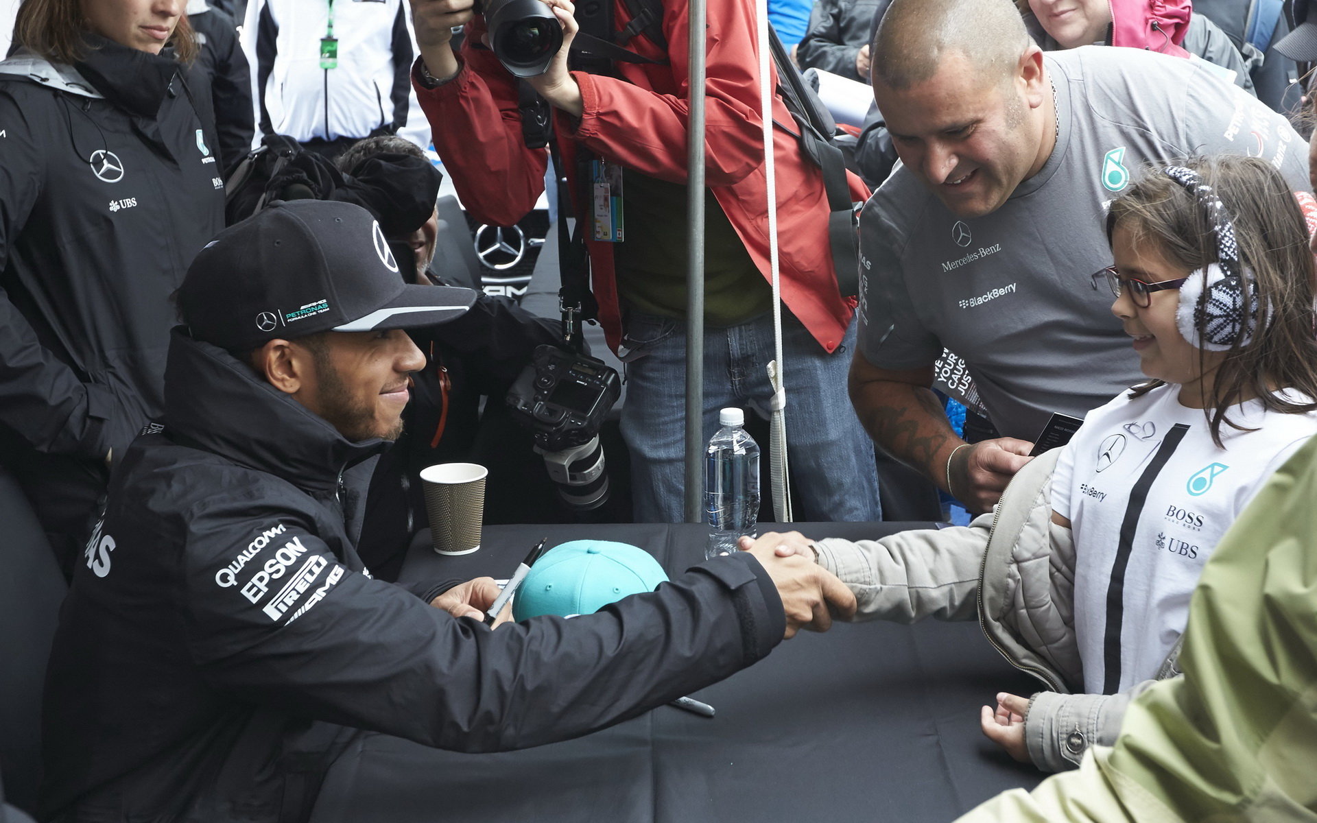 Lewis Hamilton při autogramiádě v Kanadě