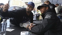 Lewis Hamilton při autogramiádě v Kanadě