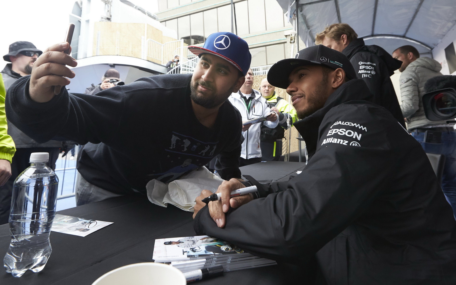 Lewis Hamilton při autogramiádě v Kanadě