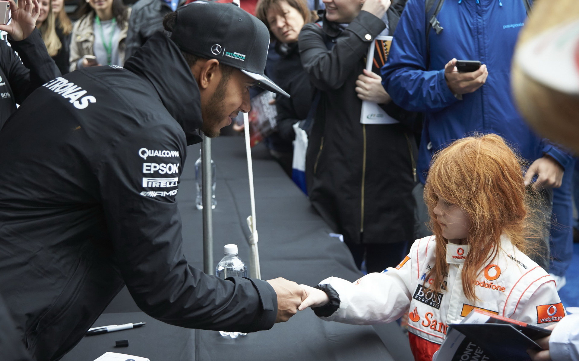 Lewis Hamilton při autogramiádě v Kanadě