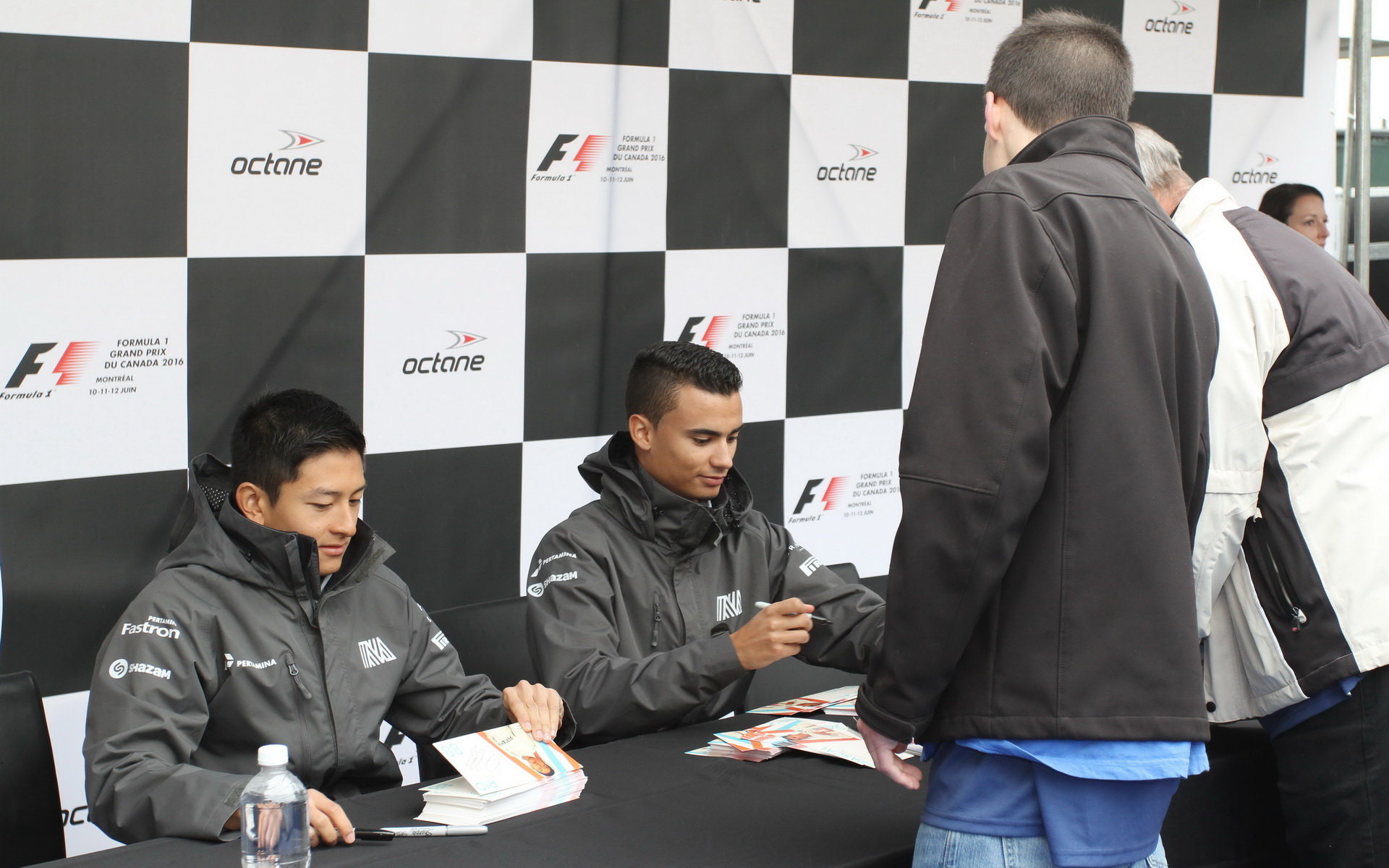 Rio Harjanto a Pascal Wehrlein při autogramiádě v Kanadě