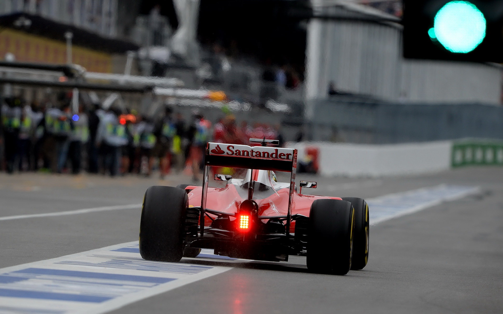 Chování zadní části Ferrari při vyšších rychlostech se soupeřům nelíbilo