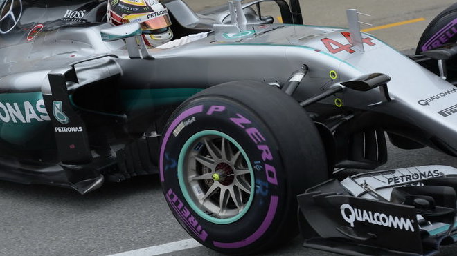 Lewis Hamilton se v úvodu trápil se zahříváním ultra-měkké směsi