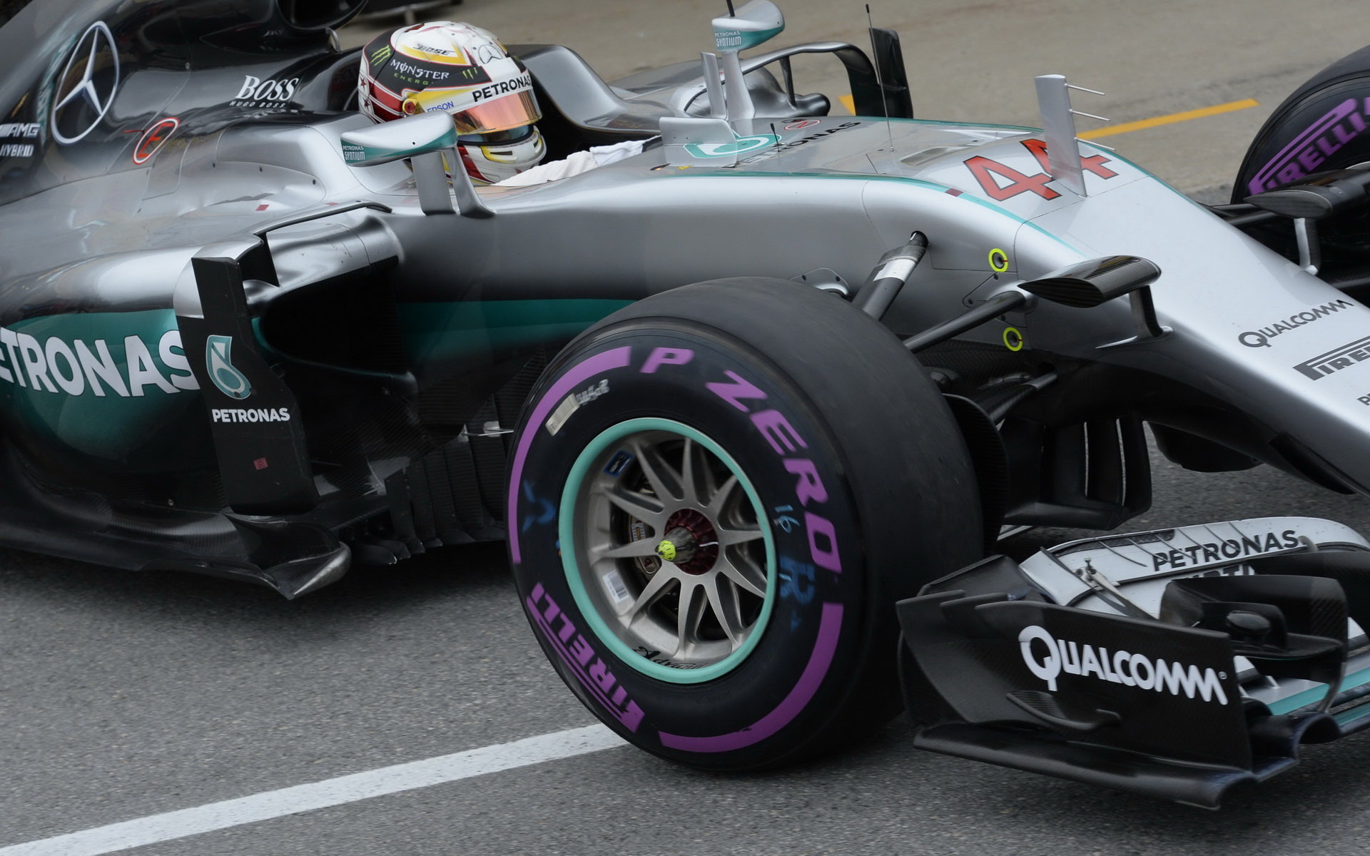 Lewis Hamilton se v úvodu trápil se zahříváním ultra-měkké směsi