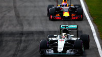 Lewis Hamilton a Max Verstappen v závodě v Kanadě