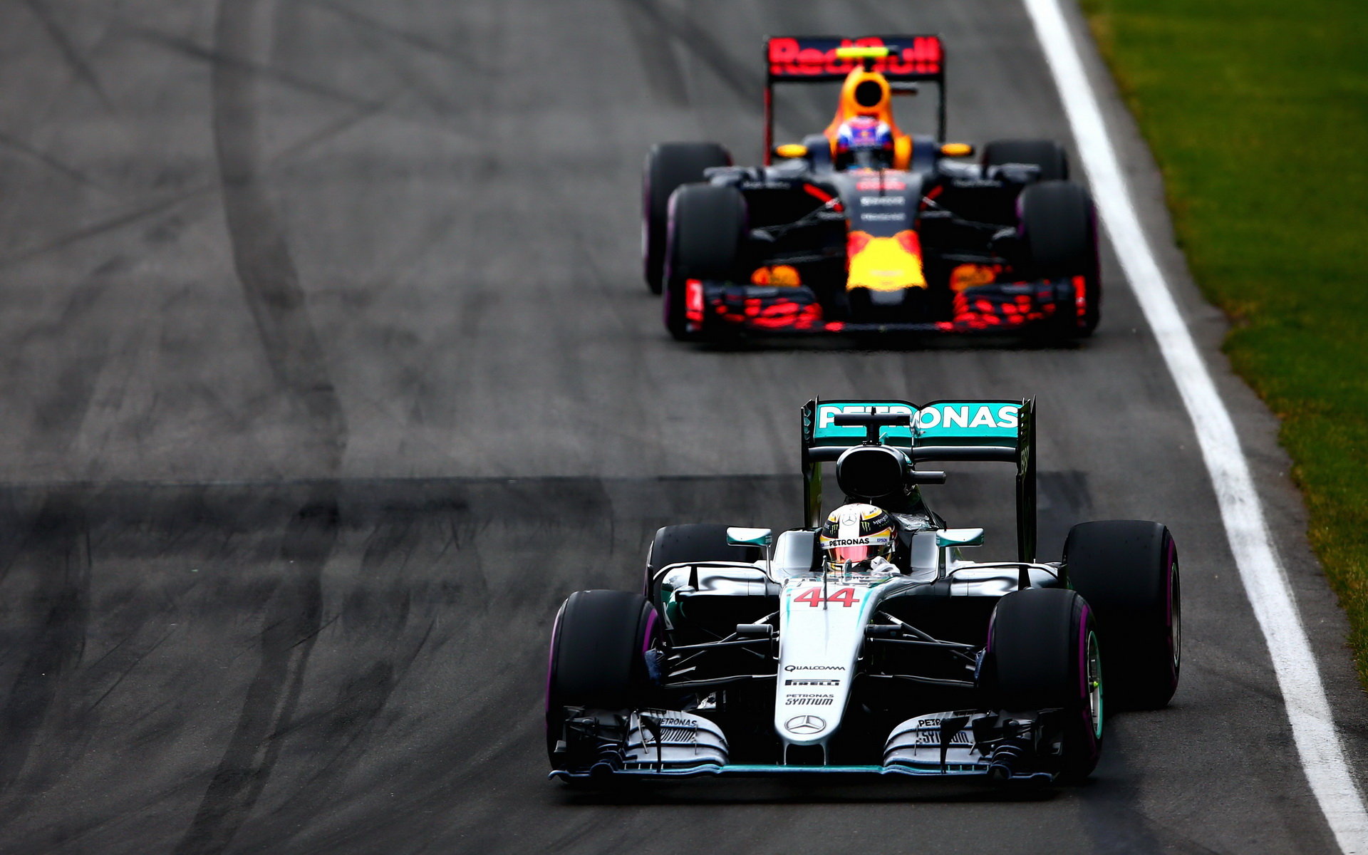 Lewis Hamilton a Max Verstappen v závodě v Kanadě
