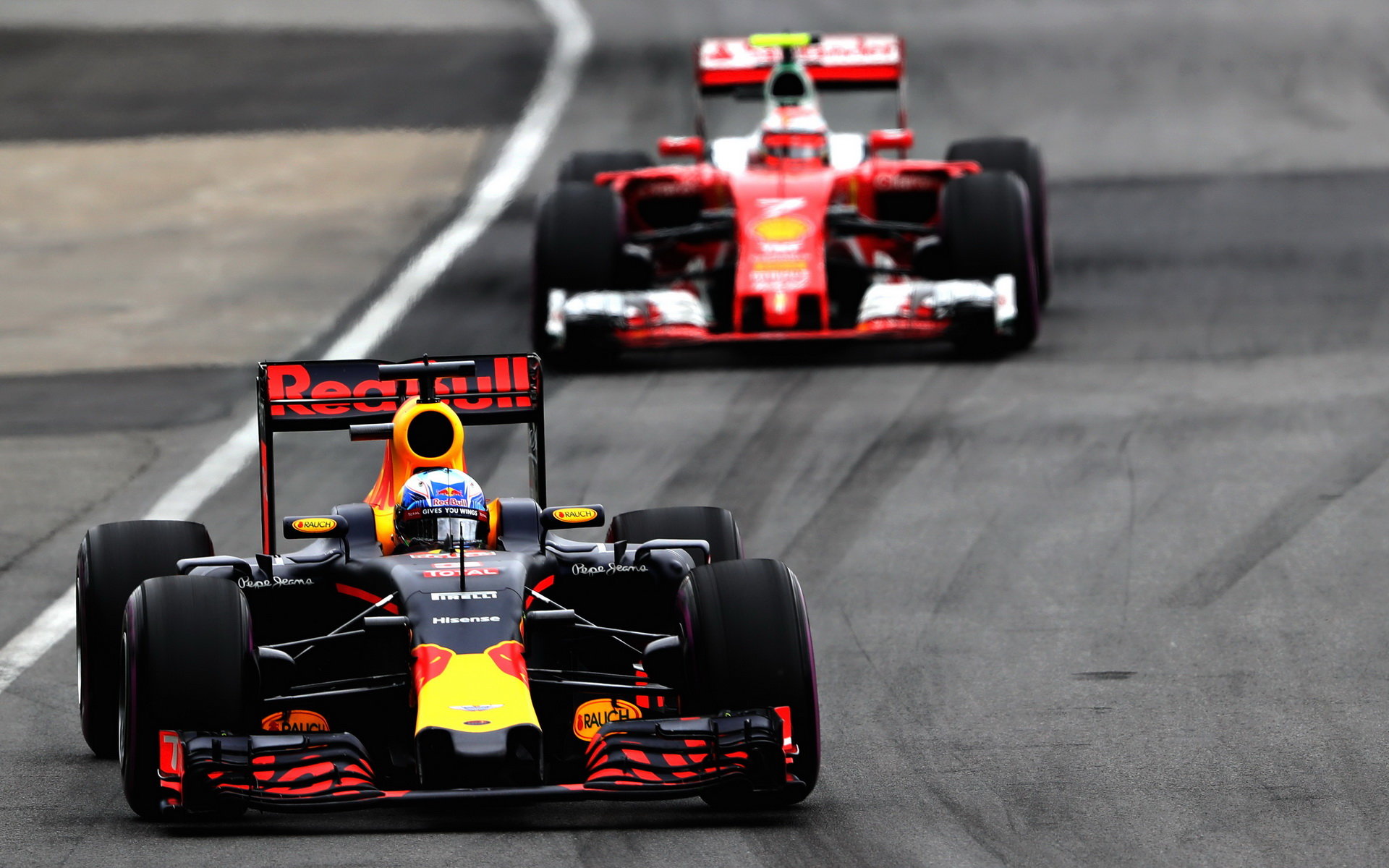 Daniel Ricciardo a Kimi v závodě v Kanadě