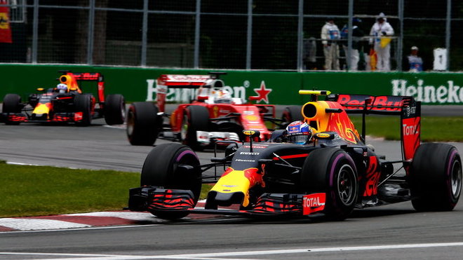 Max Verstappen před Sebastianem Vettelem a svým týmovým kolegou Danielem Ricciardem