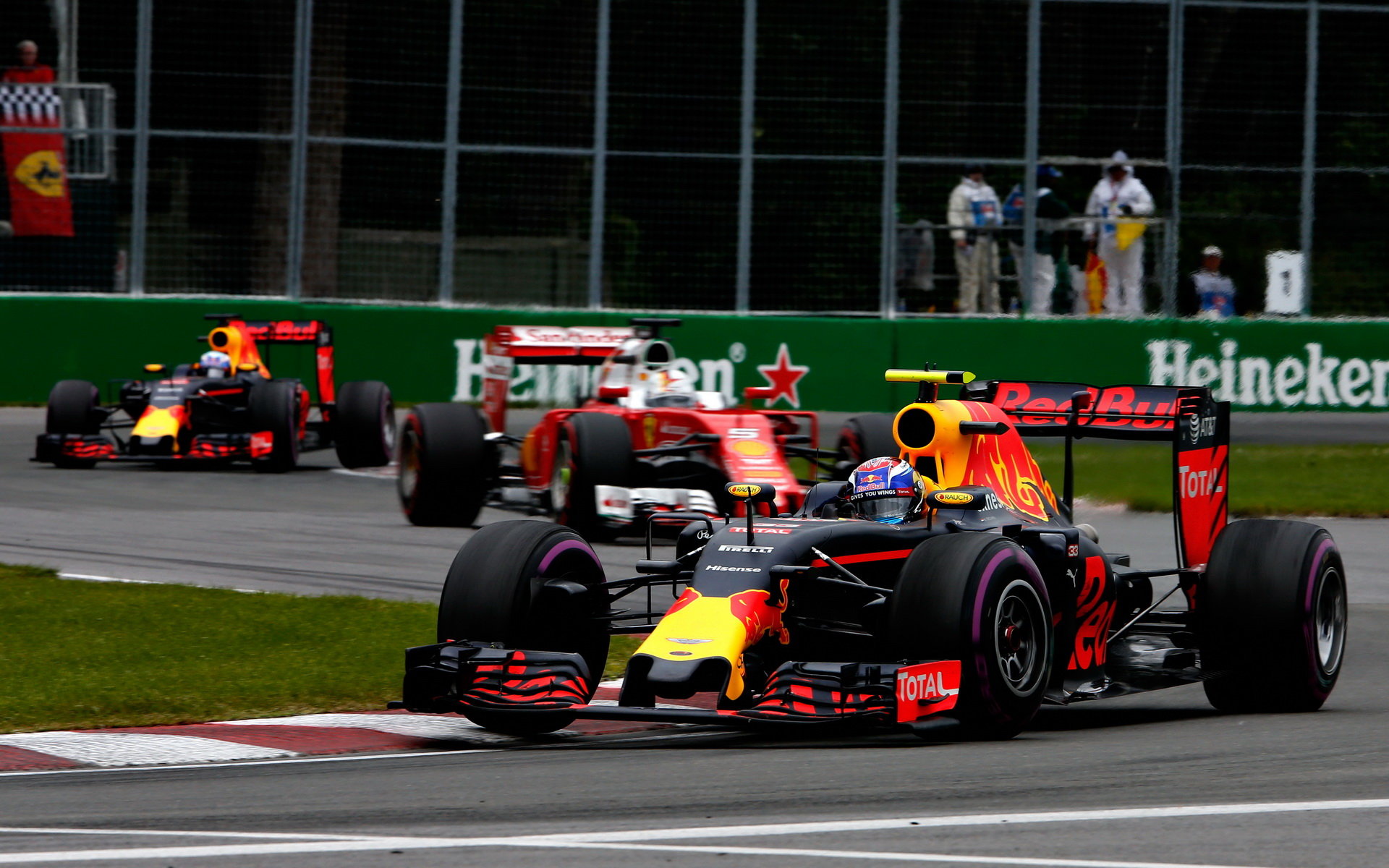 Max Verstappen před Sebastianem Vettelem a svým týmovým kolegou Danielem Ricciardem