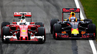 Sebastian Vettel při předjíždění Daniela Ricciarda v závodě v Kanadě