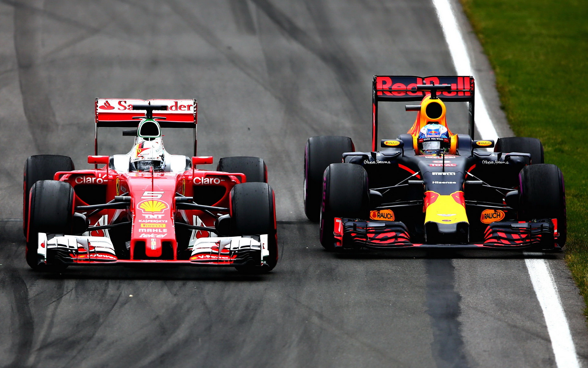 Sebastian Vettel v souboji s Danielem Ricciardem