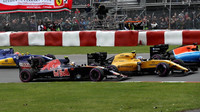 Carlos Sainz a Jolyon Palmer v závodě v Kanadě
