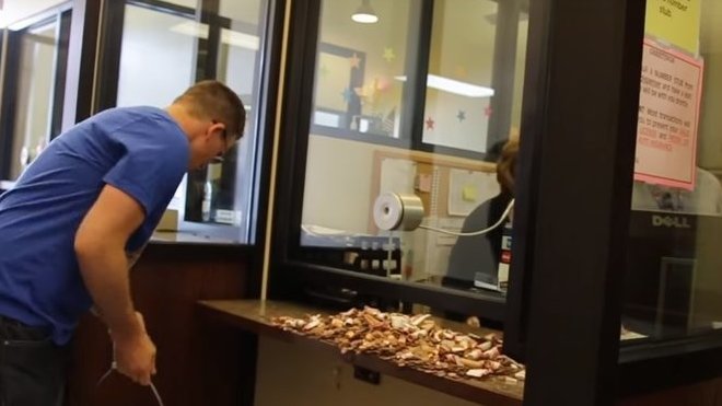 Američan šel zaplatit pokutu s kýblem plným mincí