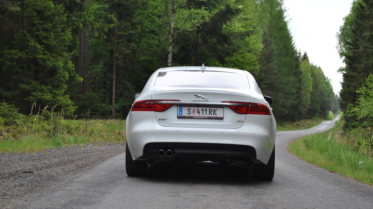 Jaguar XF 2.0d R-Sport (2016)