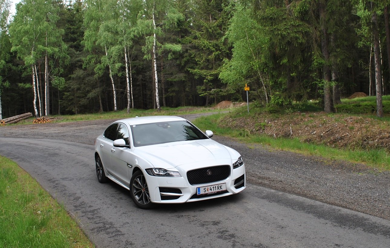 Jaguar XF 2.0d R-Sport (2016)