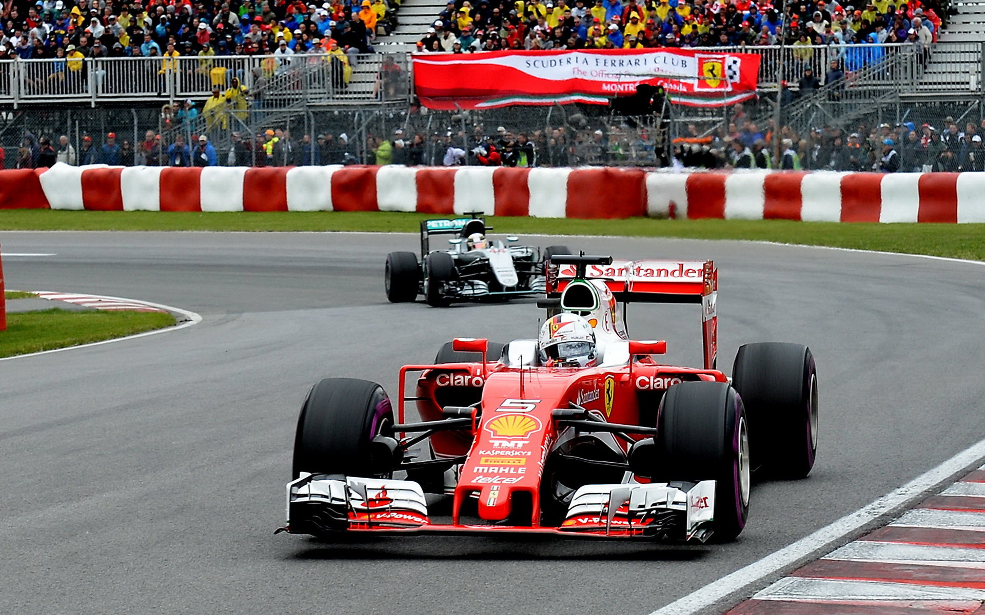 Sebastian Vettel a Lewis Hamilton v závodě v Kanadě