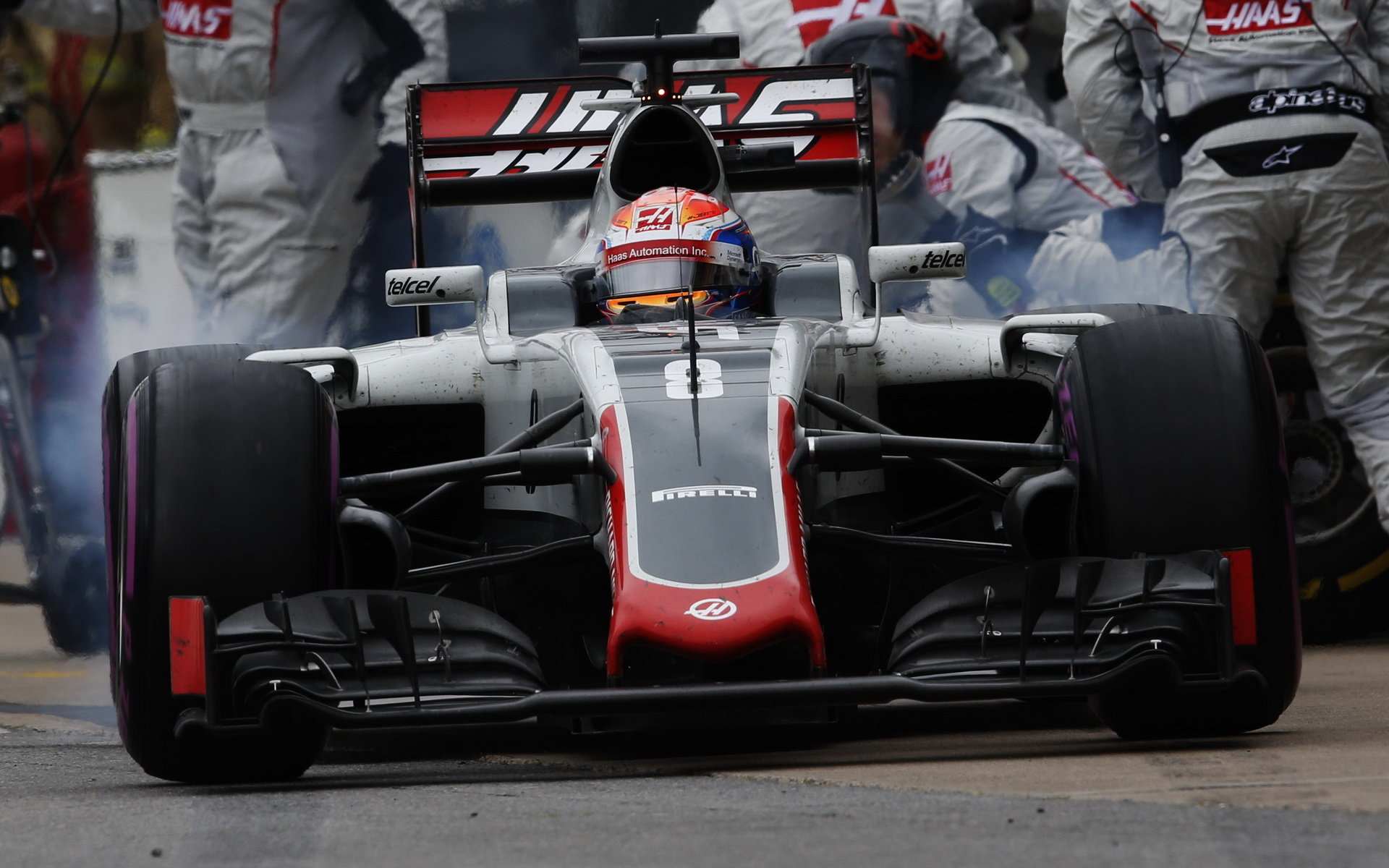 Romain Grosjean v závodě v Kanadě, kde opět řešil problém s předním křídlem