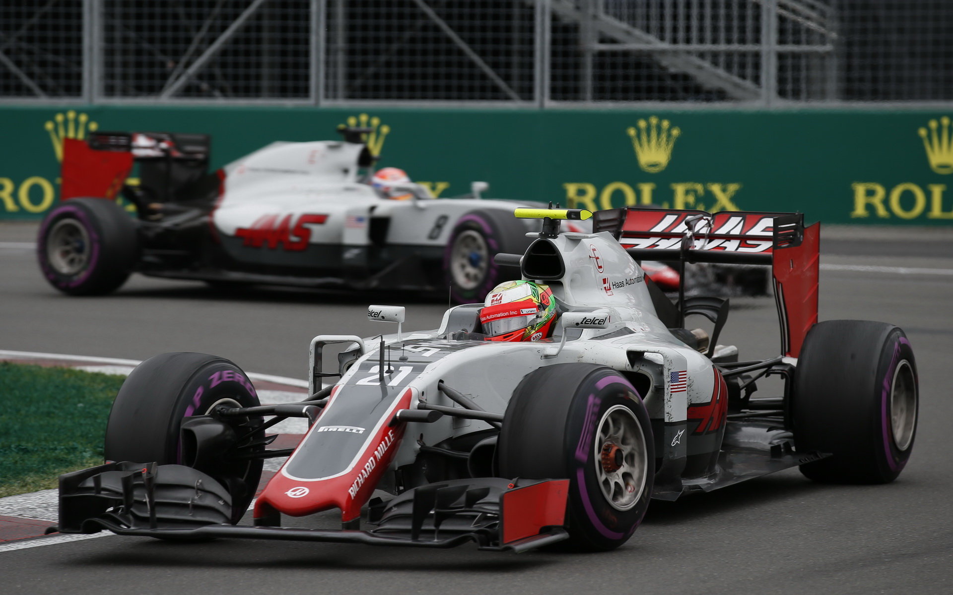 Esteban Gutiérrez a Romain Grosjean v závodě v Kanadě měli po startu menší kolizi