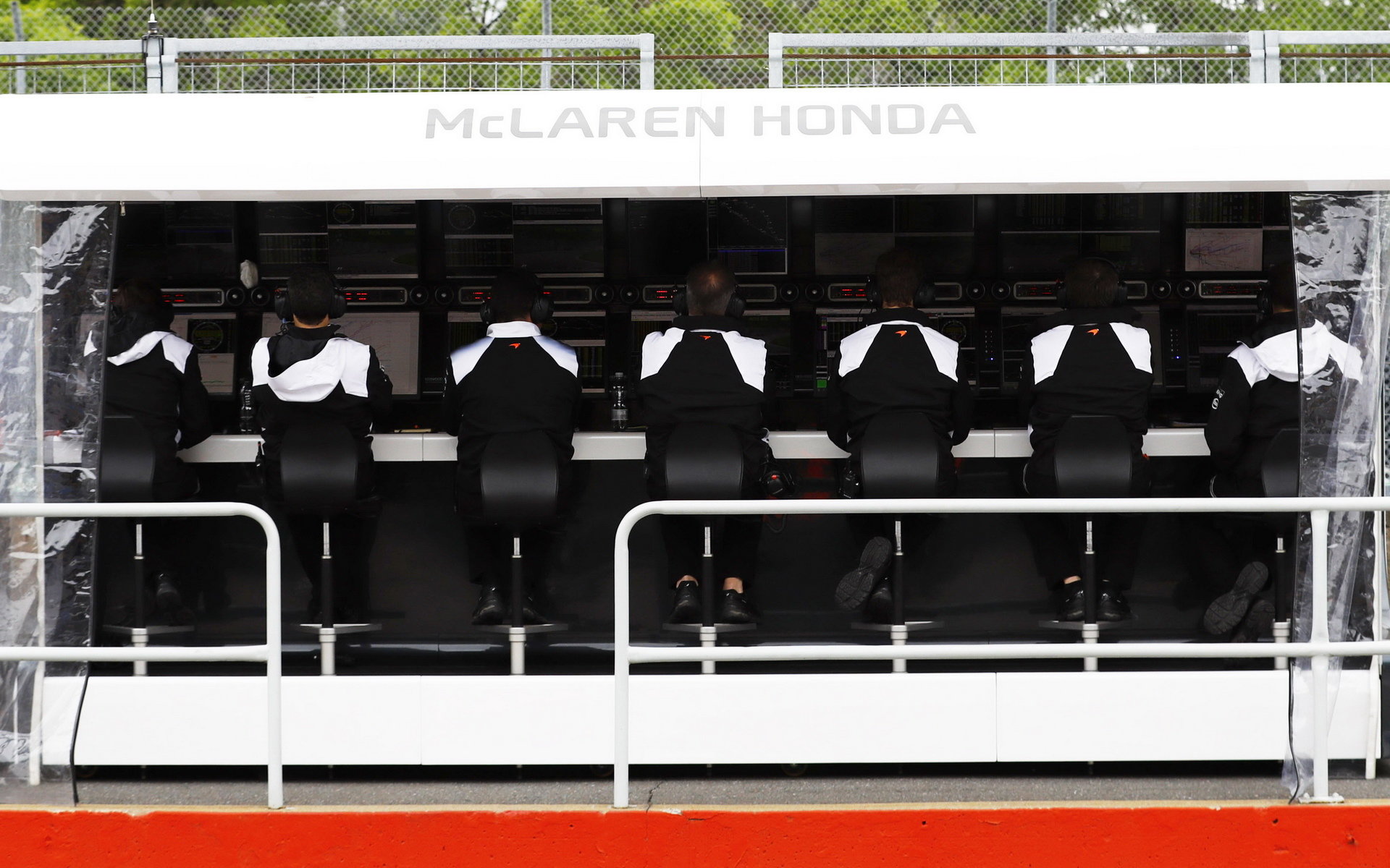 Pitwall týmu McLaren Honda v závodě v Kanadě
