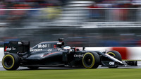Fernando Alonso s McLarenem poháněným Hondou