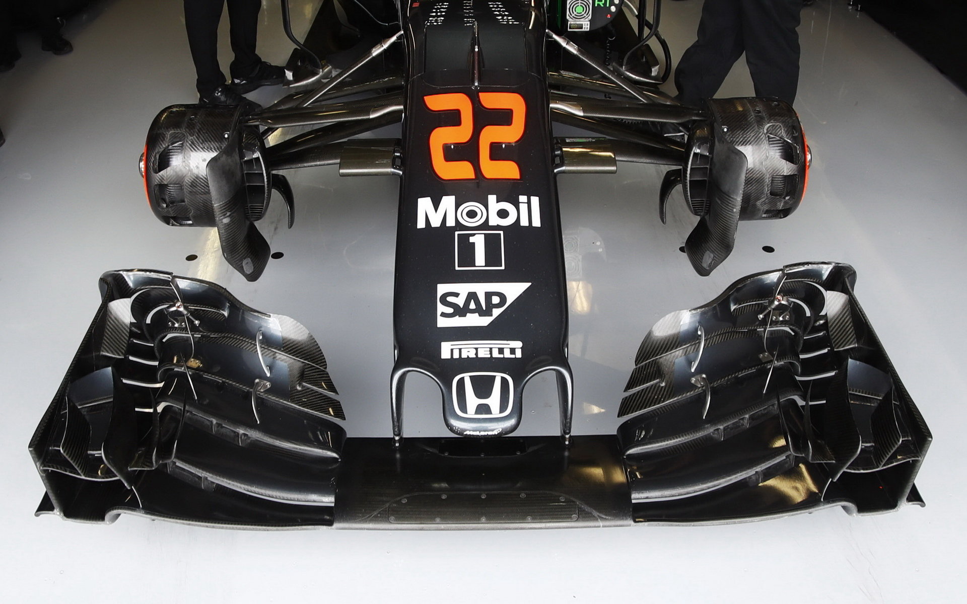 Přední křídlo vozu McLaren MP4-31 Honda a zavěšení kol v Kanadě