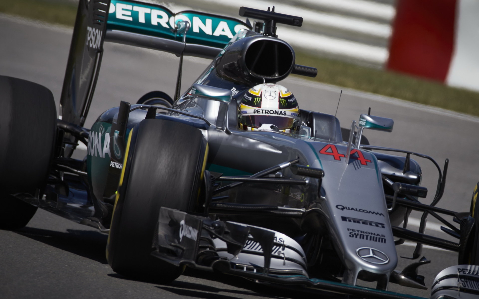 Lewis Hamilton tratil na zákazu týmové komunikace