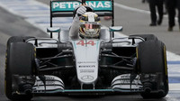 Lewis Hamilton se raduje z vítězství po závodě v Kanadě
