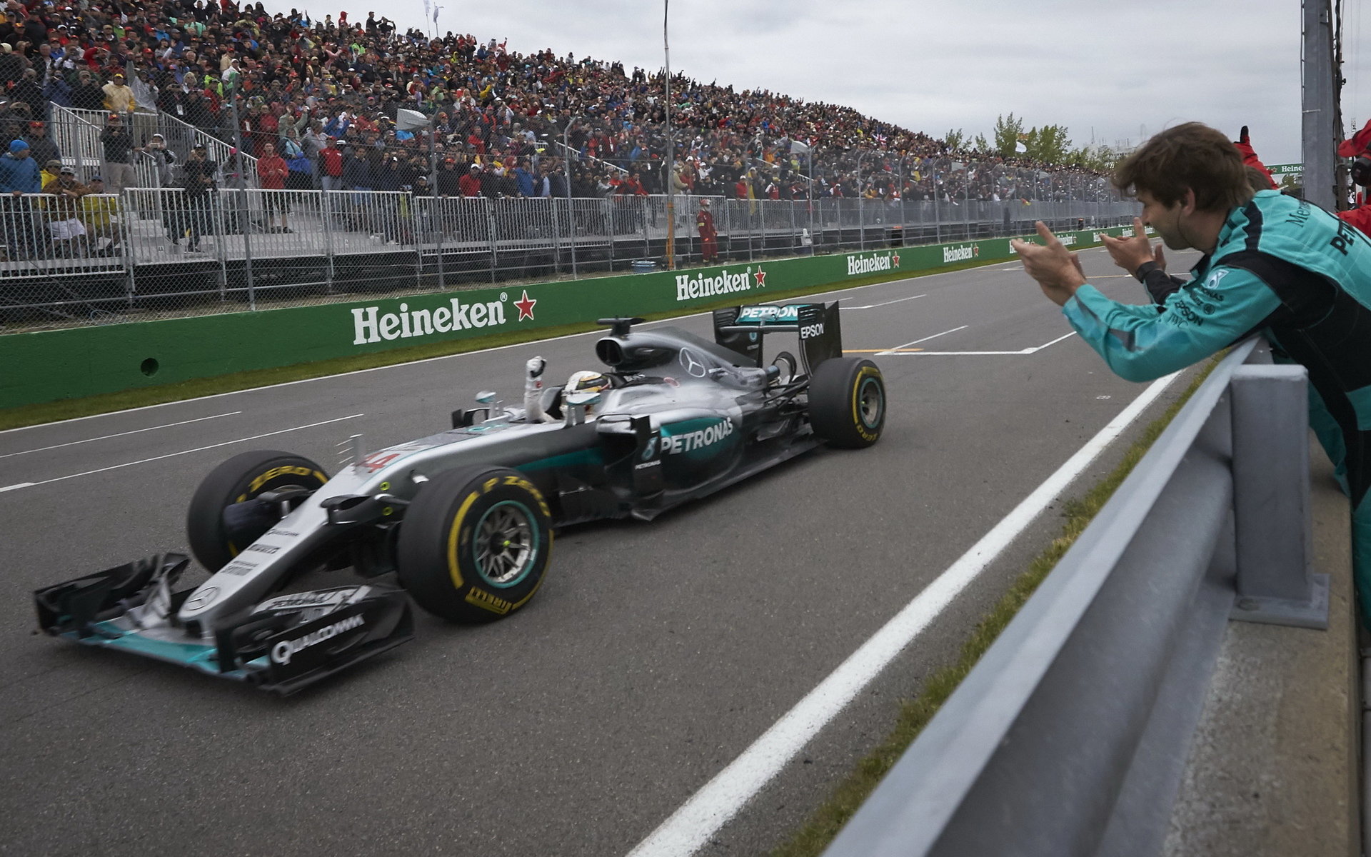 Lewis Hamilton v cíli závodu v Kanadě