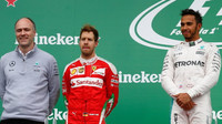 Sebastian Vettel a Lewis Hamilton na stupních vítězů po závodě v Kanadě