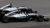 Lewis Hamilton a Nico Rosberg po startu v závodě v Kanadě