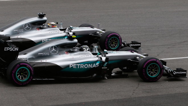 Lewis Hamilton a Nico Rosberg po startu v Kanadě