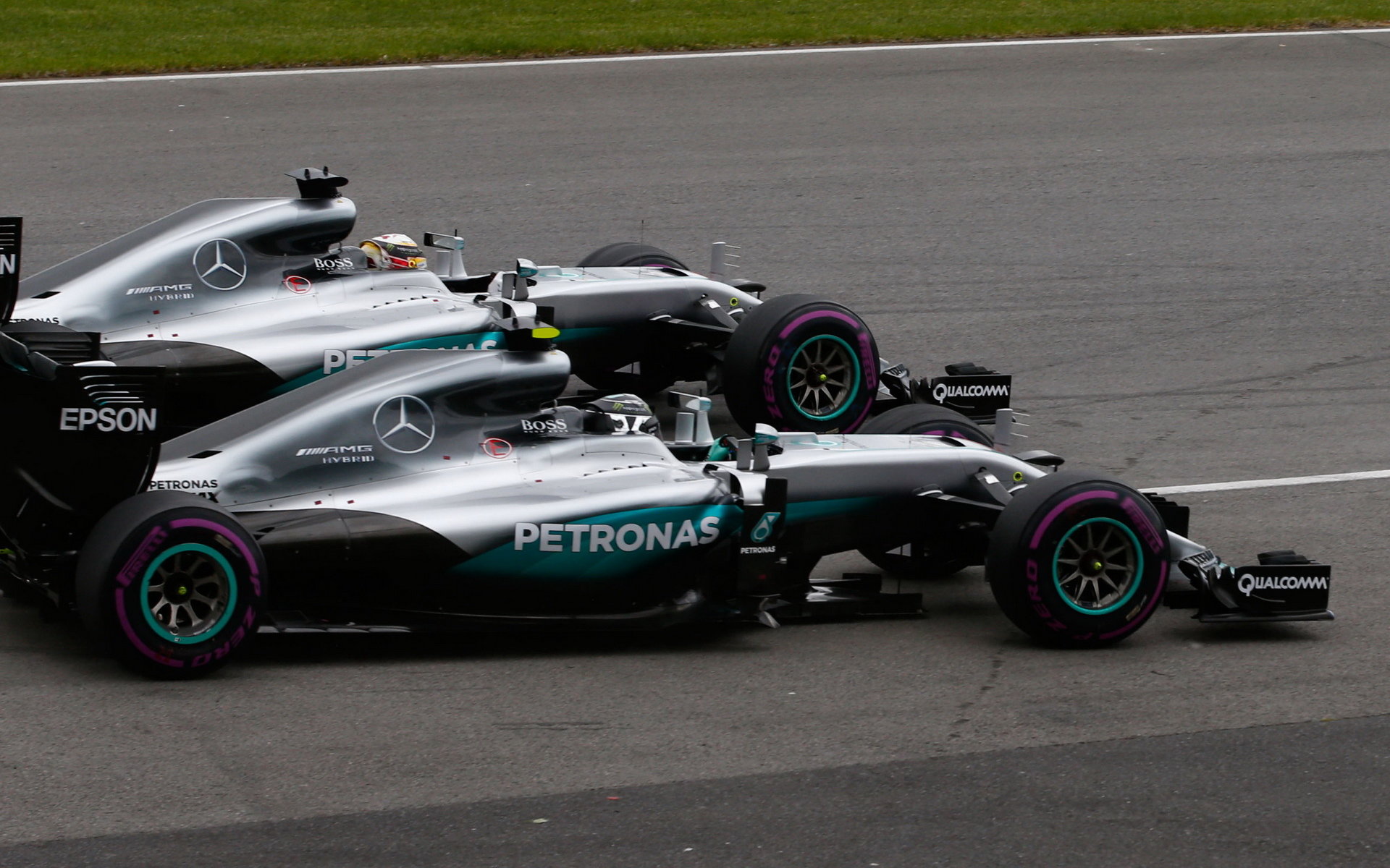 Lewis Hamilton a Nico Rosberg po startu v závodě v Kanadě
